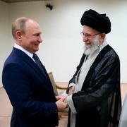 Vladimir Putin tillsammans med Irans Ayatollah Ali Khamenei och president Ebrahim Raisi i juli.  AP