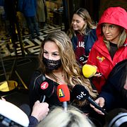 Felicia träffar fans och media utanför hoteller i Wien.