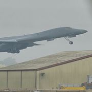 En B-1 lämnar RAF Fairford.
