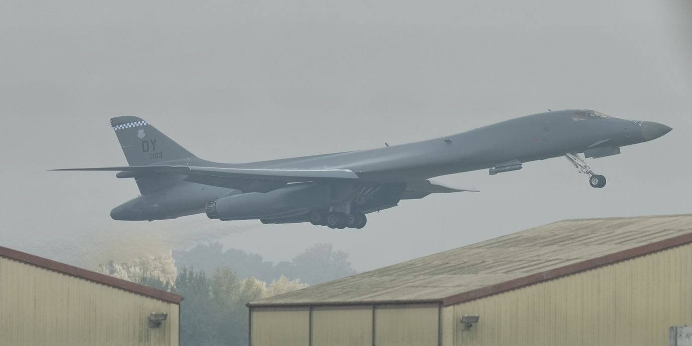 En B-1 lämnar RAF Fairford.