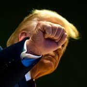 USA:s president Donald Trump gestikulerar med näven i Davos.