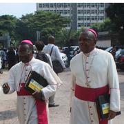 Katolska präster, som agerar medlare i förhandlingarna mellan regeringen och oppositionen, på väg in i förhandlingssalen i Kinshasa, 21 december.