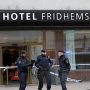 Poliser vid brottsplatsen.