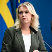 Till vänster en bild från en tidigare partiledardebatt i Agenda. Till höger socialminister Lena Hallengren.