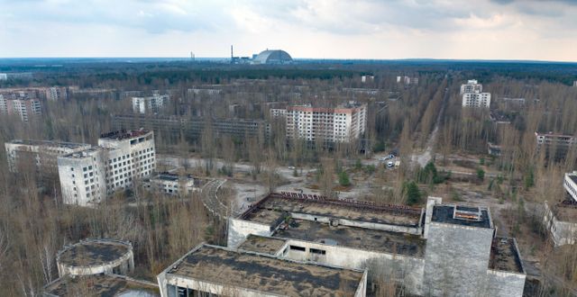 Spökstaden Pripyat, där kärnkraftverket Tjornobyl syns i bakgrunden. Bilden är tagen i april 2021. Efrem Lukatsky / AP
