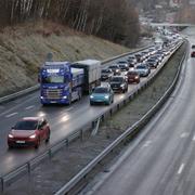 Arkivbild föreställande bilköer vid Lerum mot Jonsered på E20. 