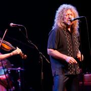 Alison Krauss och Robert Plant under en konsert 2008.