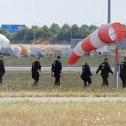 Polisinsats på Leipzigs flygplats på fredagen.