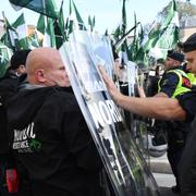 Nordiska motståndsrörelsens (NMR) hejdas av polis under demonstrationen i Göteborg den 30 september.