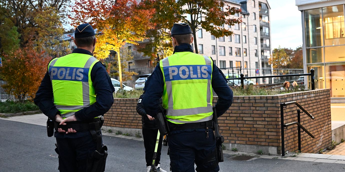 Polisen på plats i Älvsjö.