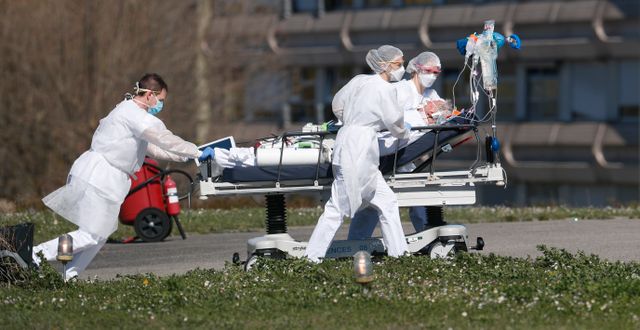 En ccovidsmittad patient evakueras från ett sjukhus i östra Frankrike i mars 2020. Jean-Francois Badias / AP