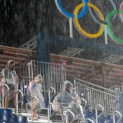 Åskådare evakueras från matchen i beachvolley på Eiffelstadion under åskovädret på torsdagkvällen. 