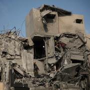 Israeliska soldater söker igenom en byggnad som träffades av iransk eld under kriget.