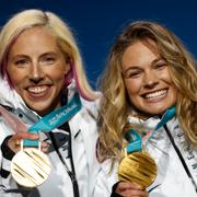Kikkan Randall (vänster) med lagkamraten Jessica Diggins efter att duon tagit guld i teamsprinten i OS i Pyeonchang.