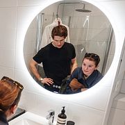 Paret Calle Göransson och Sara Tegström på en lägenhetsvisning på Kungsholmen i Stockholm i mars.