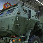 Försvarsminister Pål Jonson (M) och Finlands försvarsminister Antti Häkkänen vid en Himarsenhet som visades upp i samband med att den svenska affären presenterades.