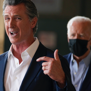 Caitlyn Jenner  och Gavin Newsom, ihop med Joe Biden.