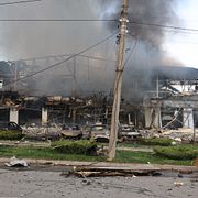 En bilverkstad i östra Ukraina som attackerats av ryska drönare.