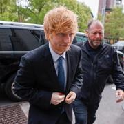 Ed Sheeran på väg in i domstolen under onsdagen.