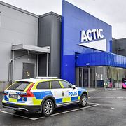 Polisbil utanför handelsplatsen där 40-åringen sköts till döds i maj. 