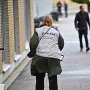 Krisstöd på plats utanför Kämpetorpshallen i Solberga dagen efter skjutningen.