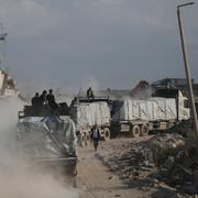 Lastbilar kör genom Gaza.