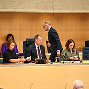 Röstningen styrs av riksdagens ålderspresident, alltså den som suttit längst, vilket är Anders Ygeman (S).