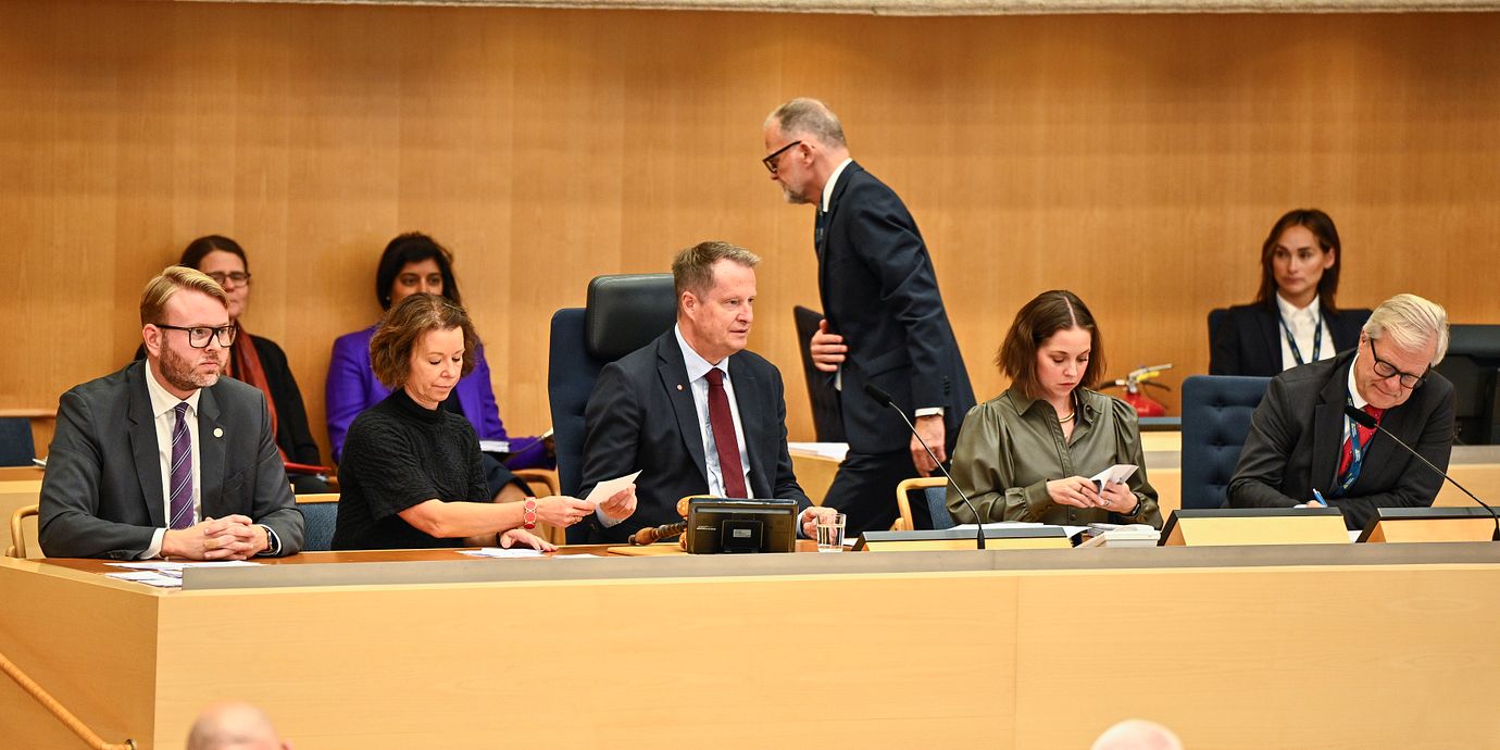 Röstningen styrs av riksdagens ålderspresident, alltså den som suttit längst, vilket är Anders Ygeman (S).