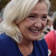Marine Le Pen fotograferad i samband med att påven besökte Paris i helgen.