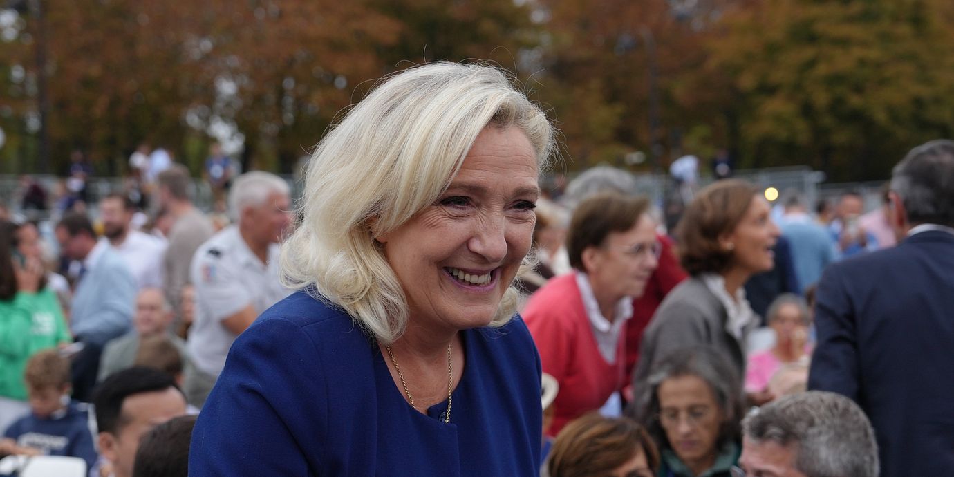 Marine Le Pen fotograferad i samband med att påven besökte Paris i helgen.
