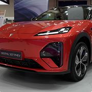 Den kinesiska laddhybriden Changan Deepal S07 Ultra visas upp på en bilmässa i Aten. Nu vill EU begränsa importen av kinesiska hybridbilar.