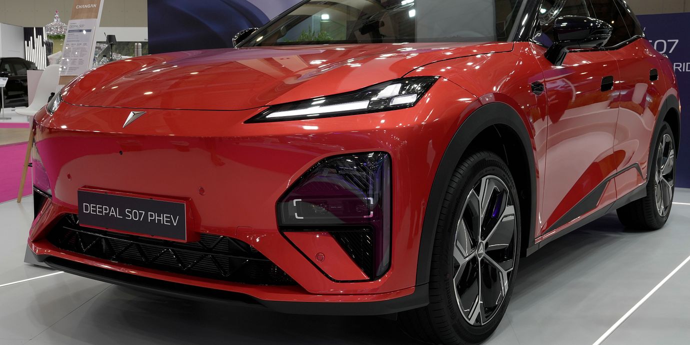 Den kinesiska laddhybriden Changan Deepal S07 Ultra visas upp på en bilmässa i Aten. Nu vill EU begränsa importen av kinesiska hybridbilar.