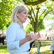 Två framtida regeringsförhandlare? Magdalena Andersson (S) och Elisabeth Thand Ringqvist (C) samtalar i Almedalen.
