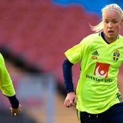 Petra Andersson och Karoline Seger tränar inför landskampen mot Iran.