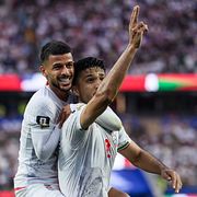 Mehdi Ghayedi och Mohammad Mohebbi firar mål under matchen mot  Nya Zeeland
