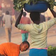 Två barn förbereder sitt grönsaksstånd vid en marknadsplats i Zimbabwes huvudstad Harare. 