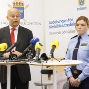 Chefsåklagare Per Nichols och Anna Benedetti, chef för utredningsenheten på Avdelningen för särskilda utredningar, på dagens pressträff.