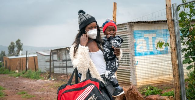 29-åriga Takalane Mulaudzi med sonen Dembe på väg från hemmet utanför Johannesburg – på väg att vaccinera sig. Jerome Delay / AP