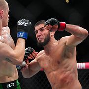 Islam Makhachev, till höger, skickar ett slag mot Ian Machado Garry.