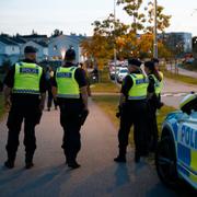 Polis på plats vid en ljusmanifestation efter det sprängdåd då en kvinna dödades i Storvreta. 