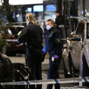 Polisens kriminaltekniker på plats på Baltzarsgatan i centrala Malmö efter händelsen.