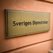 Rättegången äger rum i Stockholms tingsrätt.