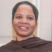 Asia Bibi tillsammans med ett diplom som visar att hon är hedersmedborgare i Paris.