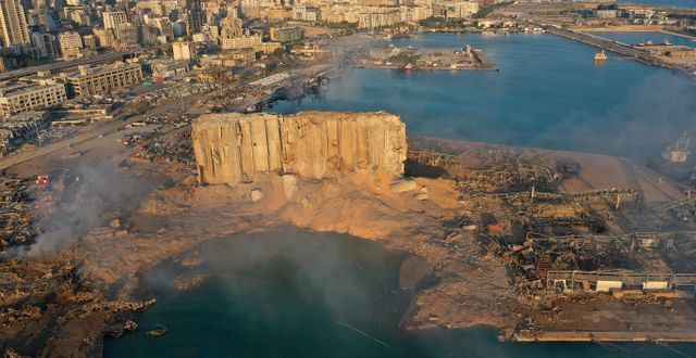 Bild från Beiruts hamn efter explosionen. Hussein Malla / TT NYHETSBYRÅN