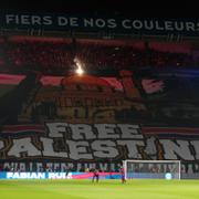 "Befria Palestina" stod det på en tifoflagga när Paris SG mötte Atlético Madrid i Champions League på Parc des Princes under onsdagskvällen. 