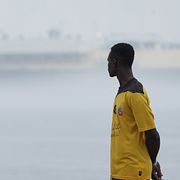 Migranter på stranden i den spanska exklaven Ceuta.