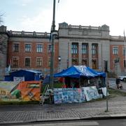 Tältlägret med studenter utanför Göteborgs universitet vid Vasaplatsen i Göteborg.