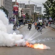 En tårgasgranat exploderar i Kenyas huvudstad Nairobi. 