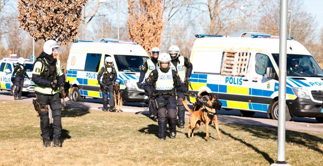 Kravallutrustad polis i Norrköping under påskhelgen. Stefan Jerrevång/TT