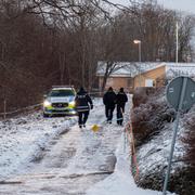 Polisavspärrningar runt det naturområde i Jönköping där en 35-årig man och en polis skadades allvarligt under ett ingripande på söndagen. 